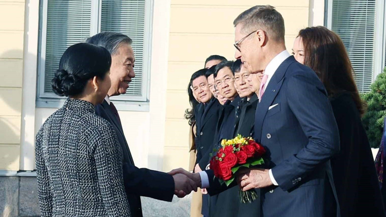 Tổng thống Cộng hòa Phần Lan Alexander Stubb và Phu nhân chủ trì Lễ đón chính thức Tổng Bí thư Tô Lâm và Phu nhân thăm chính thức Cộng hòa Phần Lan. (Ảnh: Thống Nhất/TTXVN) vna-potal-le-don-chinh-thuc-tong-bi-thu-to-lam-va-phu-nhan-tham-chinh-thuc-cong-hoa-phan-lan-8352176.jpg