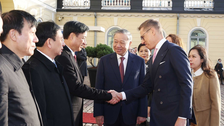 Tổng Bí thư Tô Lâm giới thiệu với Tổng thống Cộng hòa Phần Lan Alexander Stubb các thành viên đoàn Việt Nam. (Ảnh: Thống Nhất/TTXVN) vna-potal-le-don-chinh-thuc-tong-bi-thu-to-lam-va-phu-nhan-tham-chinh-thuc-cong-hoa-phan-lan-8352209.jpg