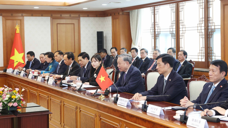 Tổng Bí thư Tô Lâm và Đoàn Việt Nam tại cuộc hội kiến Thủ tướng Hàn Quốc Kim Min Seok. (Ảnh: Thống Nhất/TTXVN) vna-potal-tong-bi-thu-to-lam-hoi-kien-thu-tuong-han-quoc-kim-min-seok-8203266.jpg