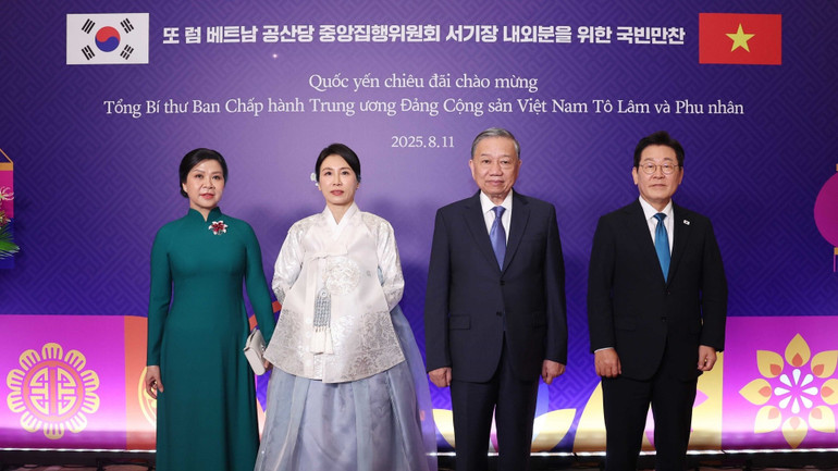 Tổng thống Hàn Quốc Lee Jae Myung và Phu nhân chủ trì Quốc yến chiêu đãi chào mừng Tổng Bí thư Tô Lâm và Phu nhân thăm cấp Nhà nước tới Hàn Quốc. (Ảnh: Thống Nhất/TTXVN) vna-potal-tong-thong-han-quoc-va-phu-nhan-chu-tri-quoc-yen-chao-mung-tong-bi-thu-to-lam-va-phu-nhan-8203987.jpg