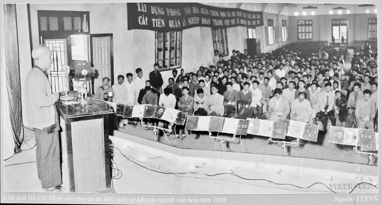 Chủ tịch Hồ Chí Minh nói chuyện tại Hội nghị sơ kết của ngành văn hóa năm 1958. (Ảnh: TTXVN) bai-neu-trach-nhiem-nghe-si.jpg