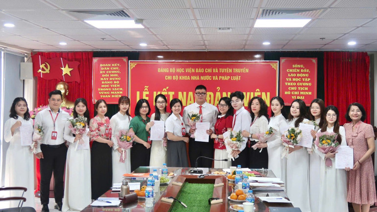 Chi bộ Khoa Nhà nước và Pháp luật, Học viện Báo chí và Tuyên truyền tổ chức kết nạp Đảng cho những đoàn viên ưu tú. (Ảnh: PHẠM CƯỜNG) 3549f3a2adf027ae7ee1-4862.jpg