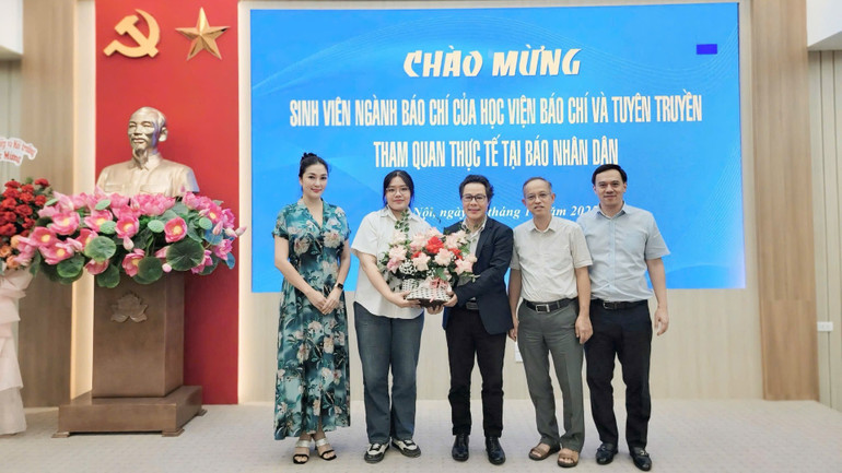 Student Vu Minh Anh a mistr Nguyen Thi Huyen reprezentovali Studentskou unii Akademie žurnalistiky a komunikace a předali novinám Nhan Dan krásný květinový koš a vyjádřili jim poděkování. 64918.jpg