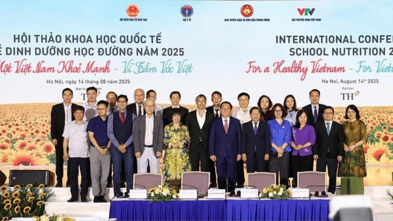 Đồng chí Nguyễn Trọng Nghĩa chụp ảnh lưu niệm với các đại biểu trong và ngoài nước tham dự Hội thảo. image-3.jpg