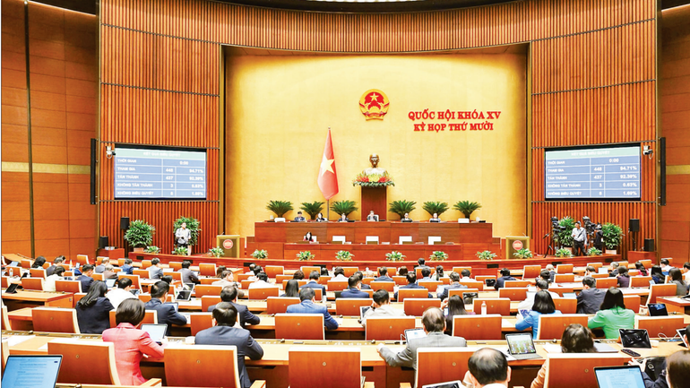 Membrii Adunării Naționale participă la sesiunea plenară din sala de adunări. (Foto: DUY LINH) quochoi.png