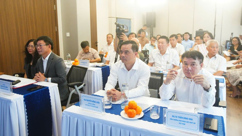 Nhiều chuyên gia, nhà khoa học tham dự Tọa đàm. dai-bieu.jpg