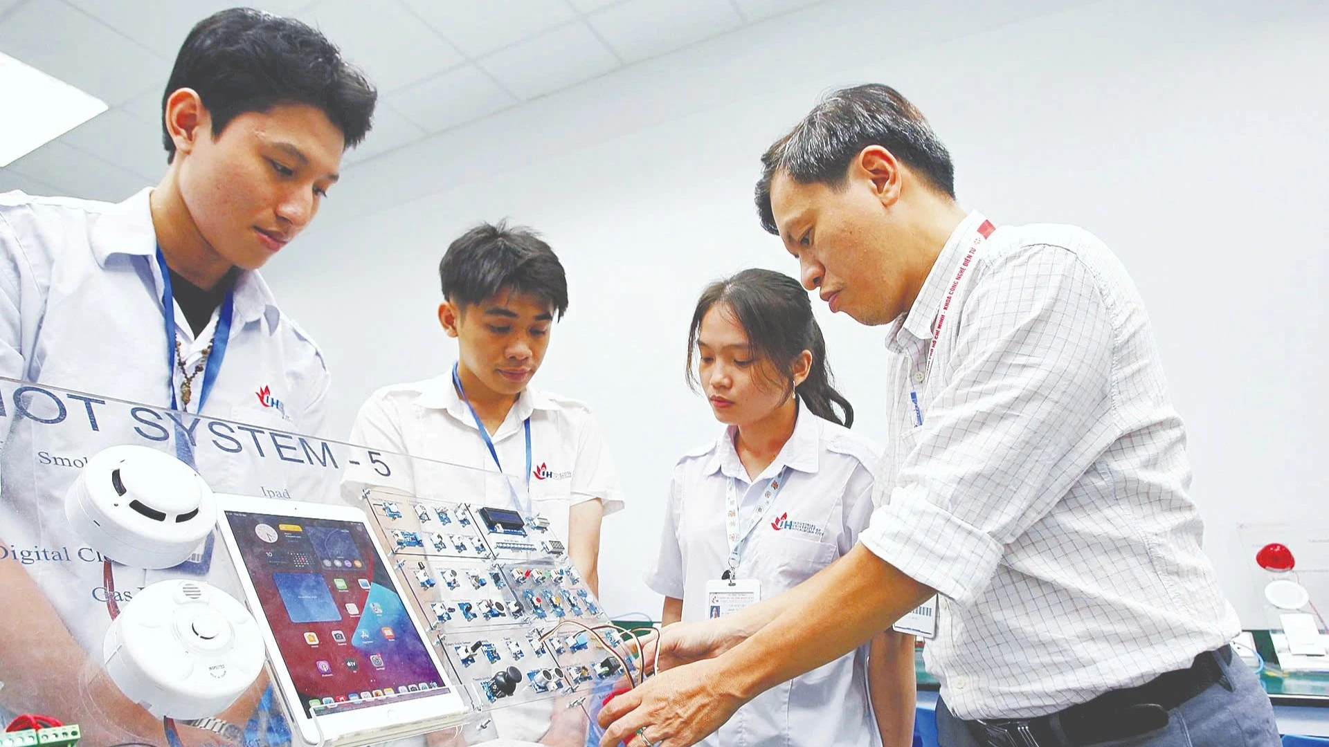 AI Tạo Bước Ngoặt Trong Giáo Dục Đại Học: Cơ Hội Và Thách Thức Cần Quản Lý