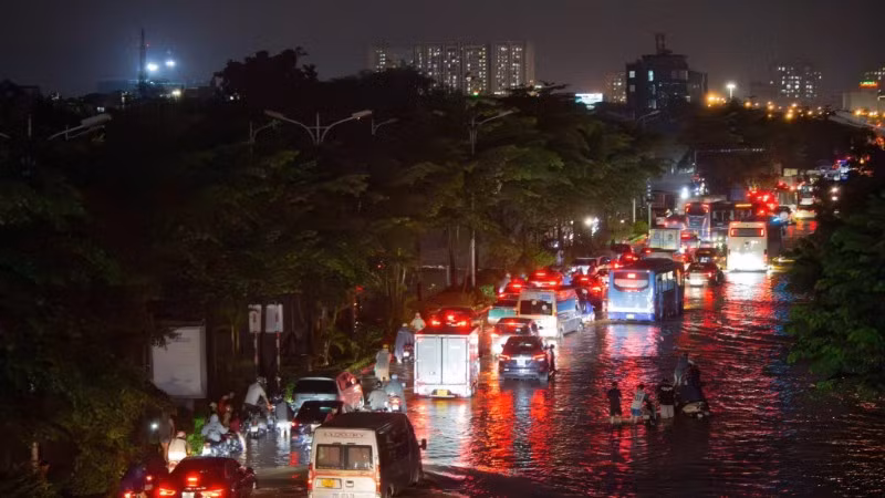 Do ảnh hưởng của cơn bão số 10, nhiều địa bàn của Hà Nội bị ngập sâu, gây ảnh hưởng đến cuộc sống người dân.