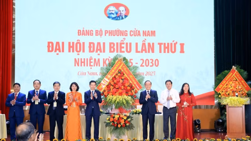 Lãnh đạo Thành ủy, Hội đồng nhân dân, Ủy ban nhân dân thành phố Hà Nội chúc mừng Đại hội đại biểu Đảng bộ phường Cửa Nam.