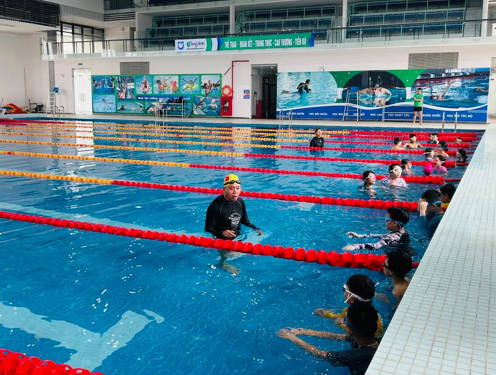 Trẻ em Hà Nội được hướng dẫn bơi lội và kỹ năng phòng, chống đuối nước. 156.jpg