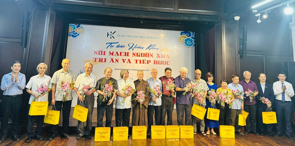Lãnh đạo quận Hoàn Kiếm tri ân những tập thể, cá nhân có đóng góp nổi bật trong công tác bảo tồn, phát huy giá trị di sản.