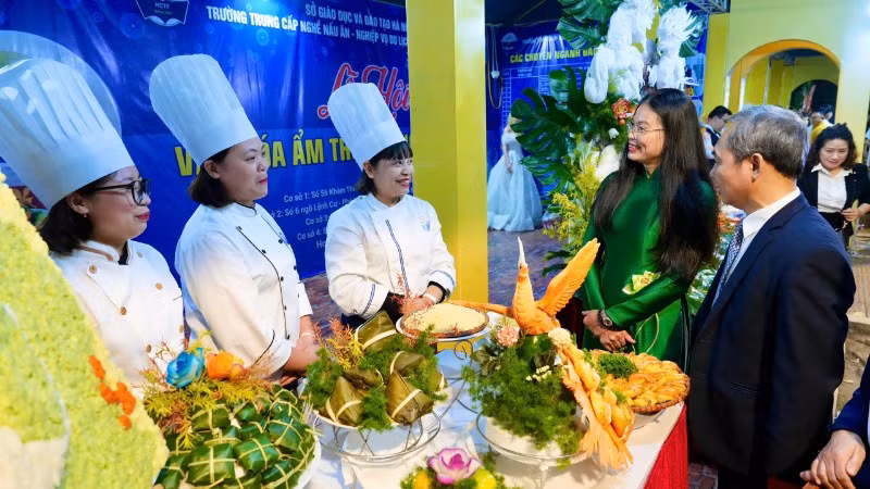 Các đại biểu tham quan những gian hàng trưng bày, giới thiệu đặc sản tại Lễ hội Văn hóa Ẩm thực Hà Nội.