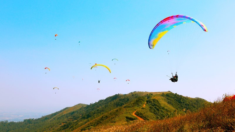 Đồi Bù là điểm chơi dù lượn hiếm hoi ở Thủ đô.