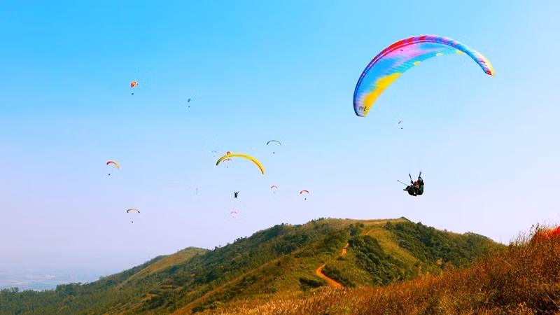 Đồi Bù là điểm chơi dù lượn hiếm hoi ở Thủ đô.