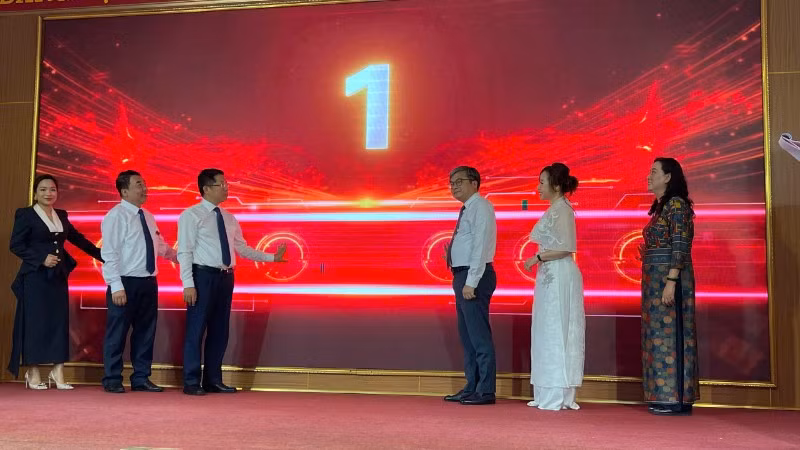 Đại diện lãnh đạo thành phố Hà Nội và các đơn vị liên quan khai trương nền tảng số "A80-Tự hào Việt Nam".