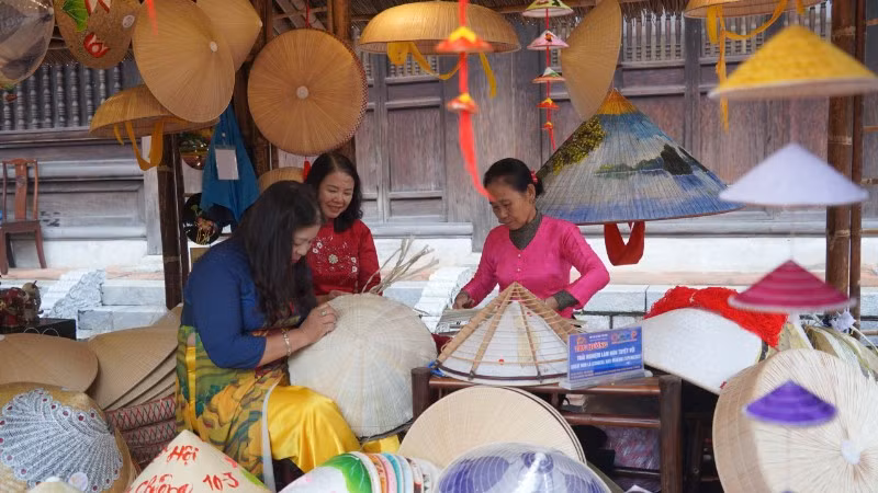 Giới thiệu nét đẹp nghề làm nón tại không gian di tích Văn Miếu-Quốc Tử Giám.