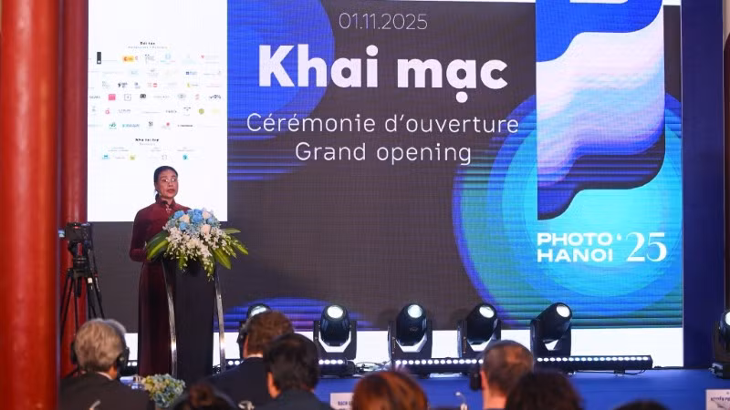 Biennale nhiếp ảnh quốc tế Photo Hanoi ’25 được ví như “bữa tiệc thị giác” đa sắc màu đã khai mạc.
