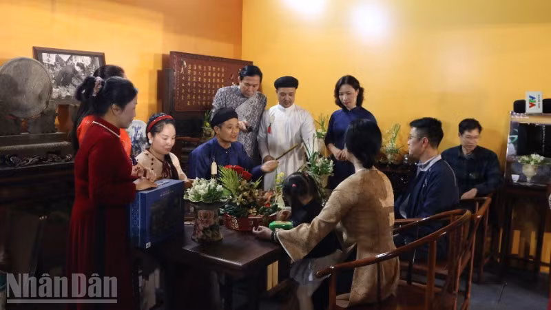 Không gian giới thiệu sinh hoạt văn hóa của người Hà Nội trong dịp Tết thu hút đông đảo du khách. 