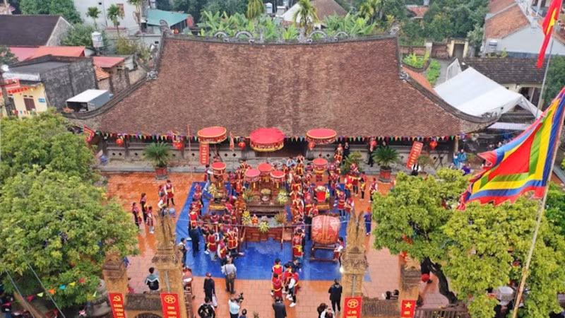 Khách du lịch đến với Di tích quốc gia đặc biệt đình Tường Phiêu (xã Phúc Thọ, Hà Nội).