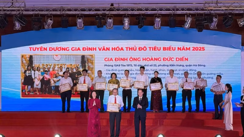 Hà Nội luôn chú trọng tuyên dương những tấm gương trong xây dựng văn hóa gia đình.