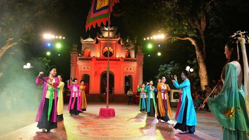 Tour đêm Tiếng chuông Trấn Vũ bước đầu chinh phục khán giả. 261-8491.jpg