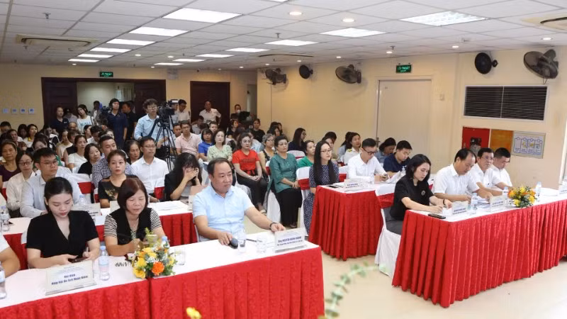 Các hộ gia đình, các doanh nghiệp nhỏ trên địa bàn Hoàn Kiếm lắng nghe những giải đáp, hướng dẫn từ cơ quan chức năng trong thực hiện chuyển đổi số.