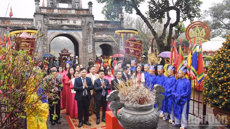 Các đại biểu thực hiện nghi thức dâng hương tại di tích Cổ Loa.