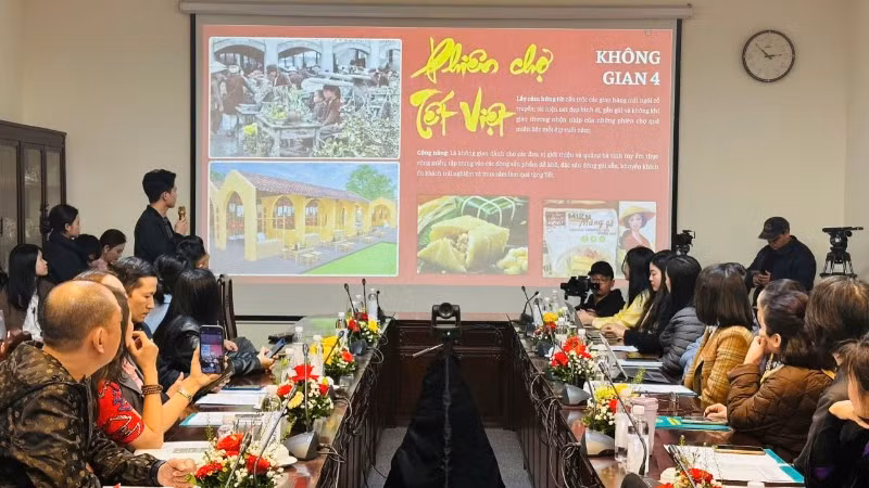 Ban Tổ chức giới thiệu các hoạt động của chương trình Happy Tết.
