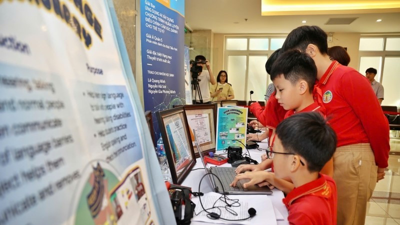 Học sinh quận Hoàn Kiếm học hỏi cách sử dụng các ứng dụng số.