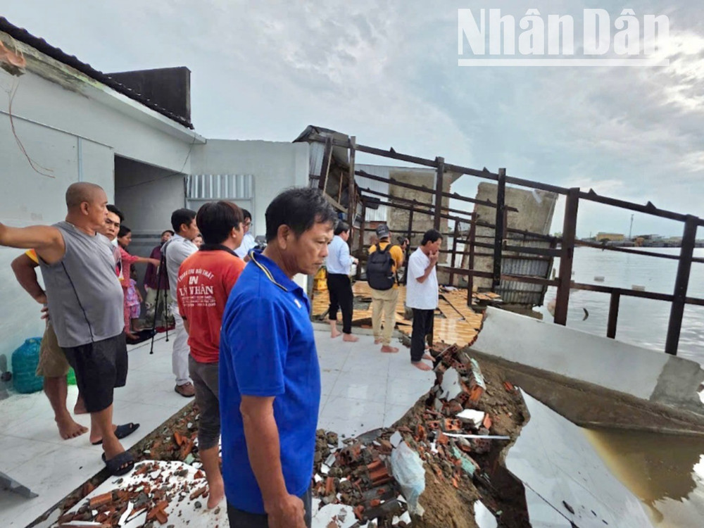 Nhiều căn nhà của các hộ dân bị trôi xuống sông. (Ảnh: TRỌNG DUY) img-2420-1261.jpg
