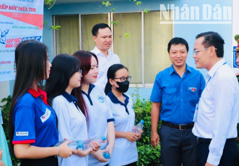 Lãnh đạo tỉnh Bạc Liêu thăm, động viên các thí sinh, lực lượng tình nguyện viên làm nhiệm vụ hỗ trợ kỳ thi. img-2108-5090.jpg