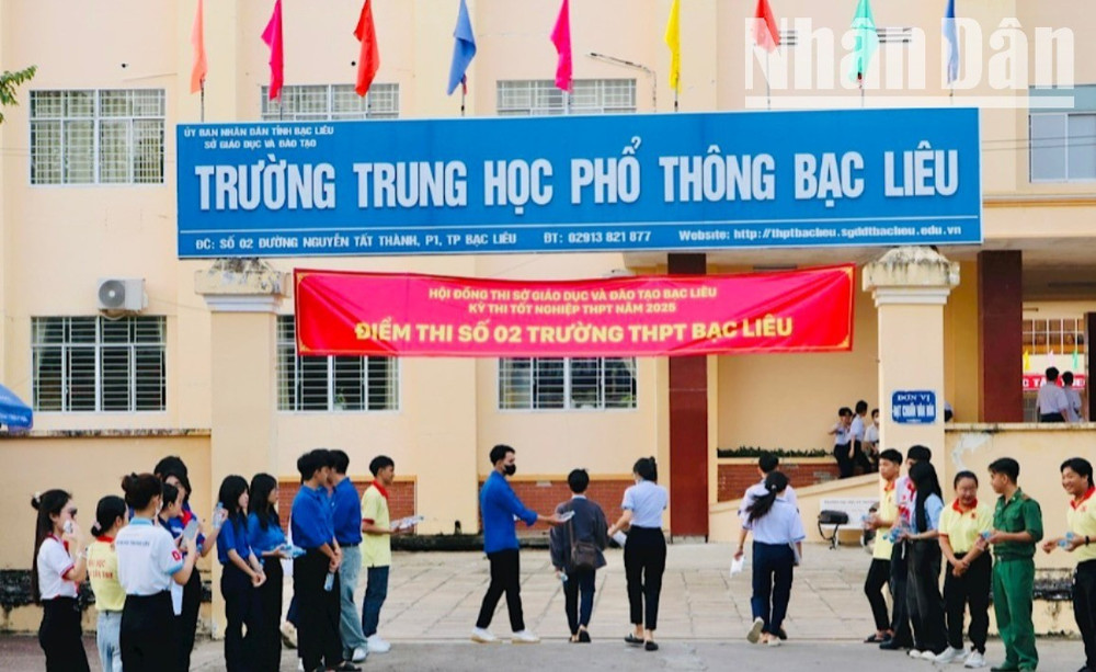 Các thí sinh được các lực lượng tình nguyện viên nhiệt tình hỗ trợ kịp thời . img-2107-1945.jpg