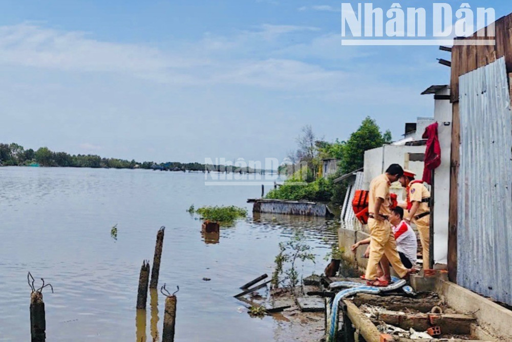 Chính quyền và các lực lượng chức năng của địa phương tìm mọi cách giúp người dân khắc phục hậu quả vụ sạt lở. (Ảnh: TRỌNG DUY) ndo_c_img-2423-1272.jpg