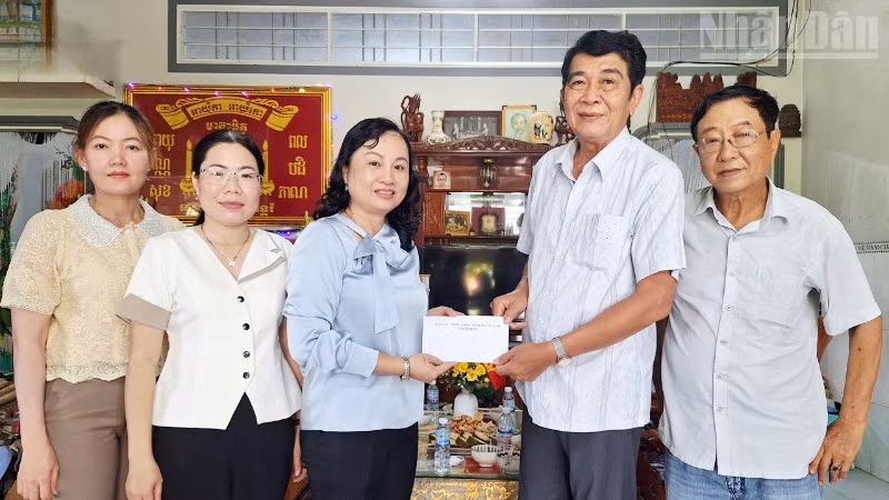 Đồng chí Đỗ Ái Lam, Phó Bí thư Đảng ủy, Chủ tịch Ủy ban nhân dân xã Hòa Bình (tỉnh Cà Mau) đến thăm, tặng quà ông Lý Khol, nguyên Phó Vụ trưởng Vụ Địa phương 3, Ủy ban Dân tộc của Chính phủ. (Ảnh: HỒNG ĐÀO)