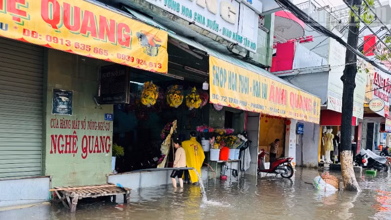 Nhiều hộ dân ở dọc tuyến đường Trần Phú (phường Bạc Liêu, tỉnh Cà Mau) bị trận mưa lớn trái mùa làm nước ngập sâu trong nhà, phải dùng máy bơm nước. (Ảnh: TRỌNG DUY)