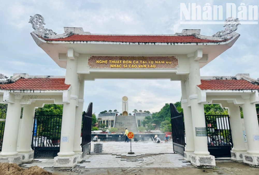 Khu lưu niệm nghệ thuật Đờn ca tài tử Nam Bộ và nhạc sĩ Cao Văn Lầu, ở phường Bạc Liêu (tỉnh Cà Mau) đã xuống cấp, tiếp tục được đẩy nhanh thi công sửa chữa, nâng cấp. (Ảnh: TRỌNG DUY)