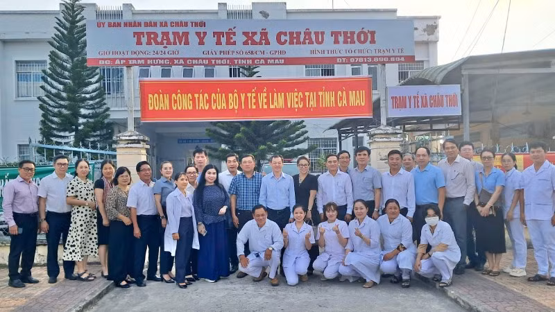 Đoàn công tác của Bộ Y tế đến khảo sát tình hình hoạt động của Trạm y tế xã Châu Thới, tỉnh Cà Mau.