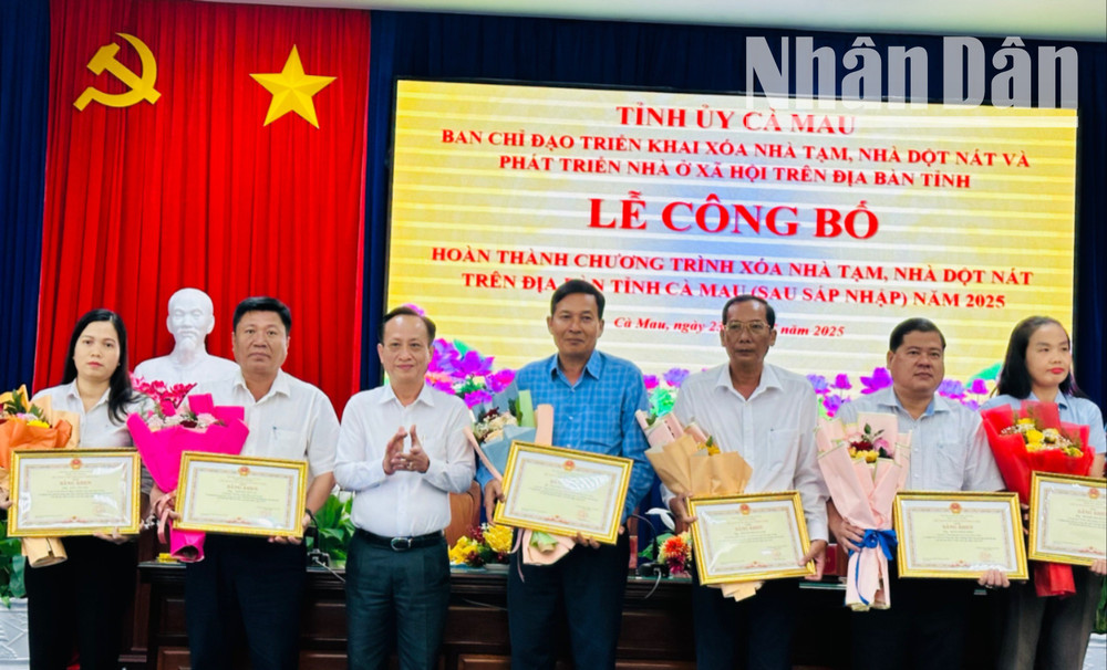Đồng chí Phạm Văn Thiều, Phó Bí thư Tỉnh ủy, Chủ tịch Hội đồng nhân dân tỉnh Cà Mau trao bằng khen của Ủy ban nhân dân tỉnh cho những đơn vị có thành tích xuất sắc. img-2606-1-677.jpg