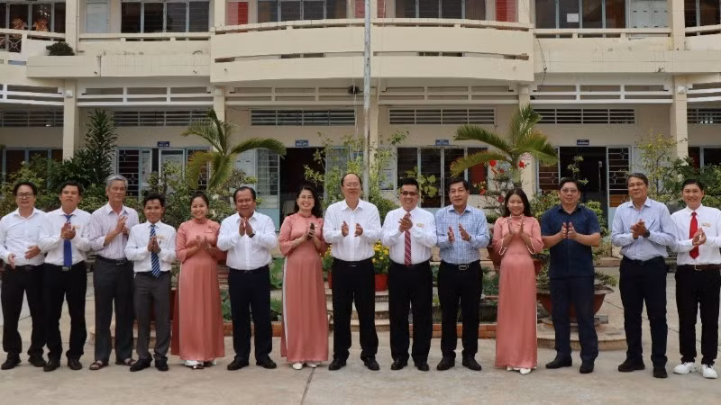 Đồng chí Nguyễn Hồ Hải, Ủy viên Trung ương Đảng, Bí thư Tỉnh ủy Cà Mau (đứng giữa) thăm Trường cao đẳng Y tế Bạc Liêu, nhân Ngày Thầy thuốc Việt Nam.