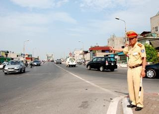Thượng tá Lê Đưc Đoàn làm nhiệm vụ điều hành giao thông ở đầu cầu Chương Dương.