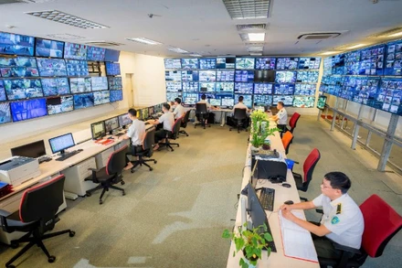 Cán bộ, đảng viên Cảng hàng không quốc tế Nội Bài tích cực áp dụng công nghệ số trong phối hợp điều hành an toàn bay.