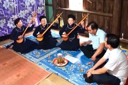 Ông Hoàng Văn Soạn (thứ hai từ phải sang) trong một buổi sinh hoạt hát then, đàn tính tại làng Pơ Nang, xã Kon Thụp, huyện Mang Yang, tỉnh Gia Lai.