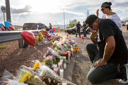 Người dân tưởng nhớ các nạn nhân gần hiện trường vụ xả súng ở El Paso, Texas, Mỹ, ngày 4/8/2019. (Ảnh: Tân Hoa xã)