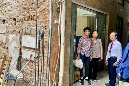 Thừa phát lại Ba Đình đi ghi nhận sự kiện hành vi để lập vi bằng. 