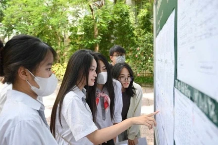 Chú thích ảnh Chú thích: Thí sinh xem thông tin phòng thi tốt nghiệp THPT tại điểm thi Trường trung học cơ sở Minh Khai (Hà Nội). (Ảnh: THẾ ĐẠI)