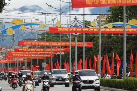 Đường phố Điện Biên Phủ rực rỡ trong những ngày mùa thu tháng 8.