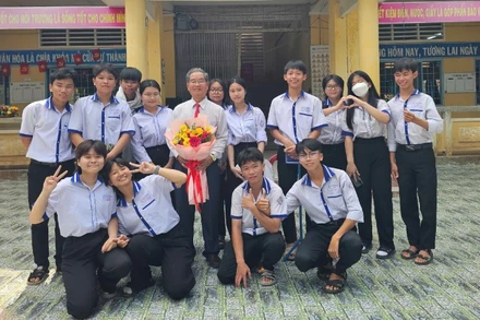 Ông Huỳnh Văn Bé tại buổi nói chuyện, truyền cảm hứng cho học sinh Đồng Tháp.