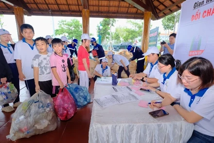 Các em học sinh trên địa bàn phường Bình Phước, tỉnh Đồng Nai thu gom chất thải nhựa đổi quà. 