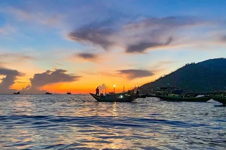 Bình minh ở cảng cá Cẩm Nhượng (xã Thiên Cầm, tỉnh Hà Tĩnh).