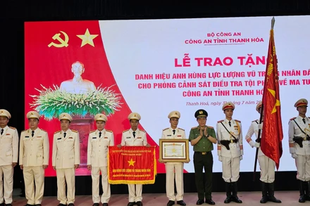 Thừa ủy quyền của Chủ tịch nước, lãnh đạo Bộ Công an trao danh hiệu Anh hùng Lực lượng vũ trang nhân dân cho Phòng Cảnh sát điều tra tội phạm về ma túy, Công an tỉnh Thanh Hóa.